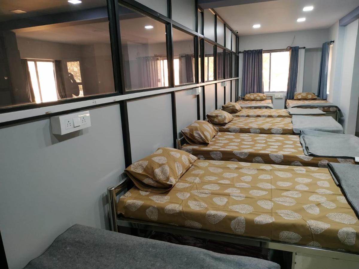 Shiv Sai Dormitory Vadodara Eksteriør billede