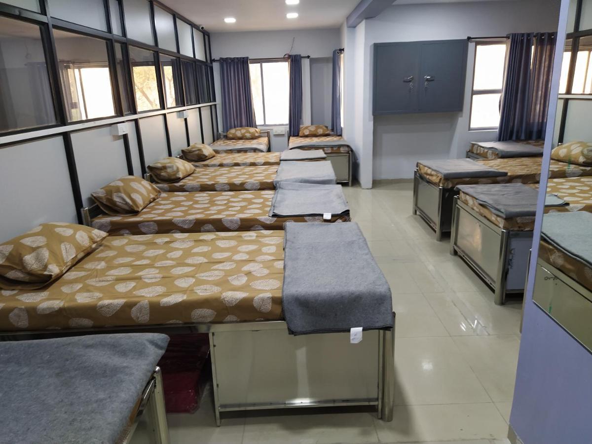 Shiv Sai Dormitory Vadodara Eksteriør billede